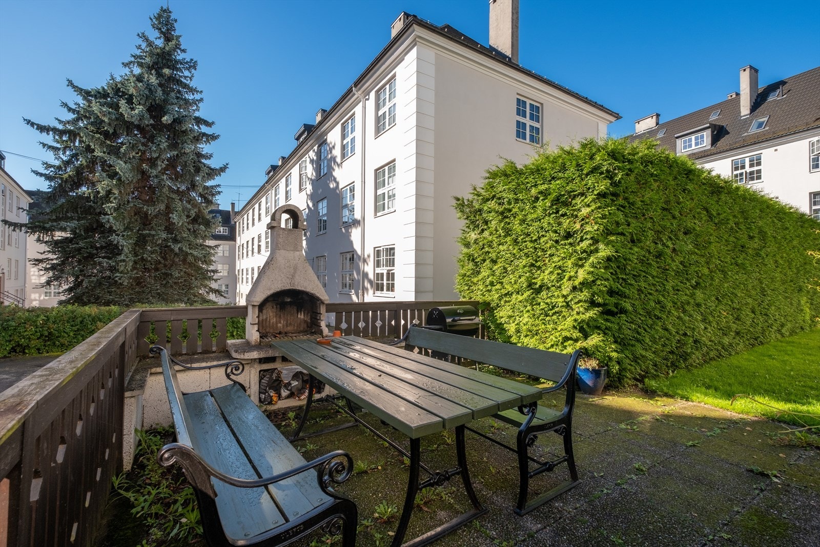 Sommerbilde - Sittegrupper og grillmuligheter. Galleribilde