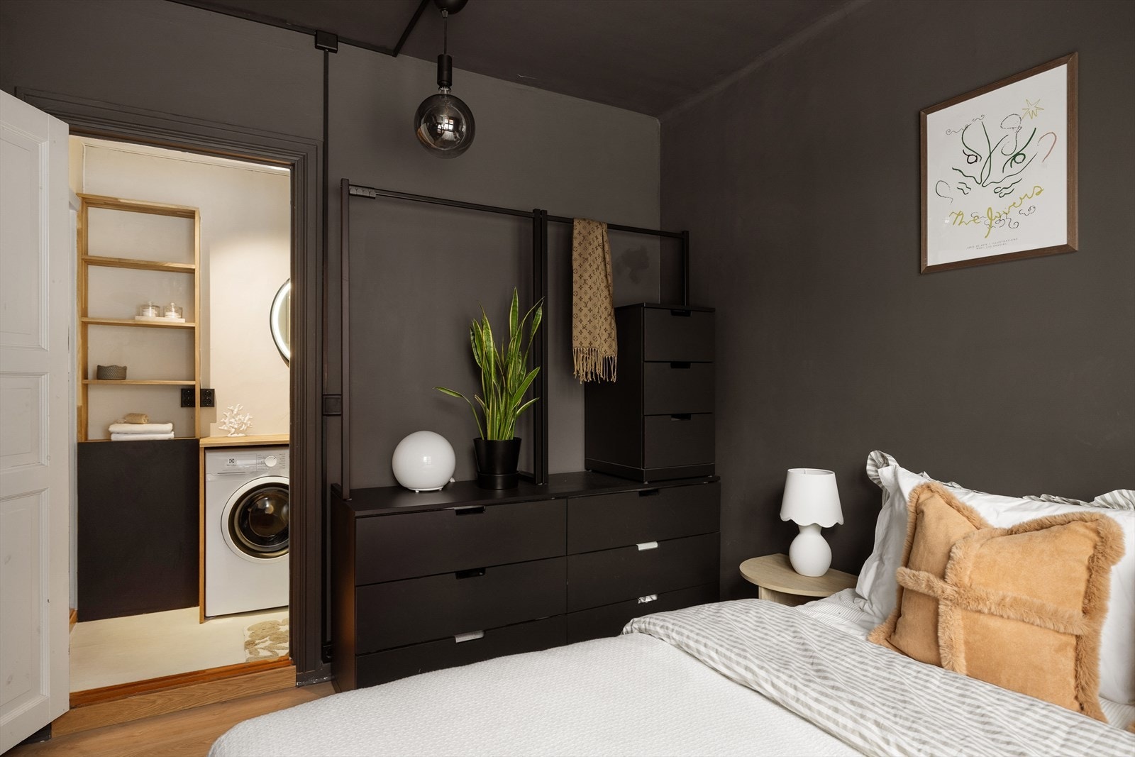 Godt med oppbevaringsplass i garderobeløsning. Galleribilde