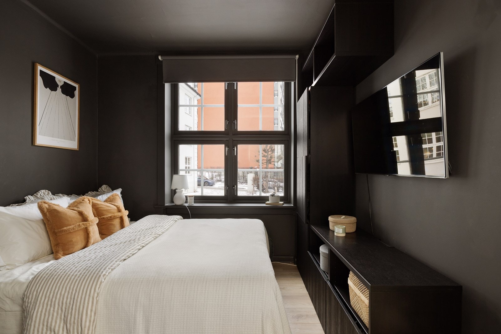 Romslig soverom med plass til dobbeltseng. Galleribilde