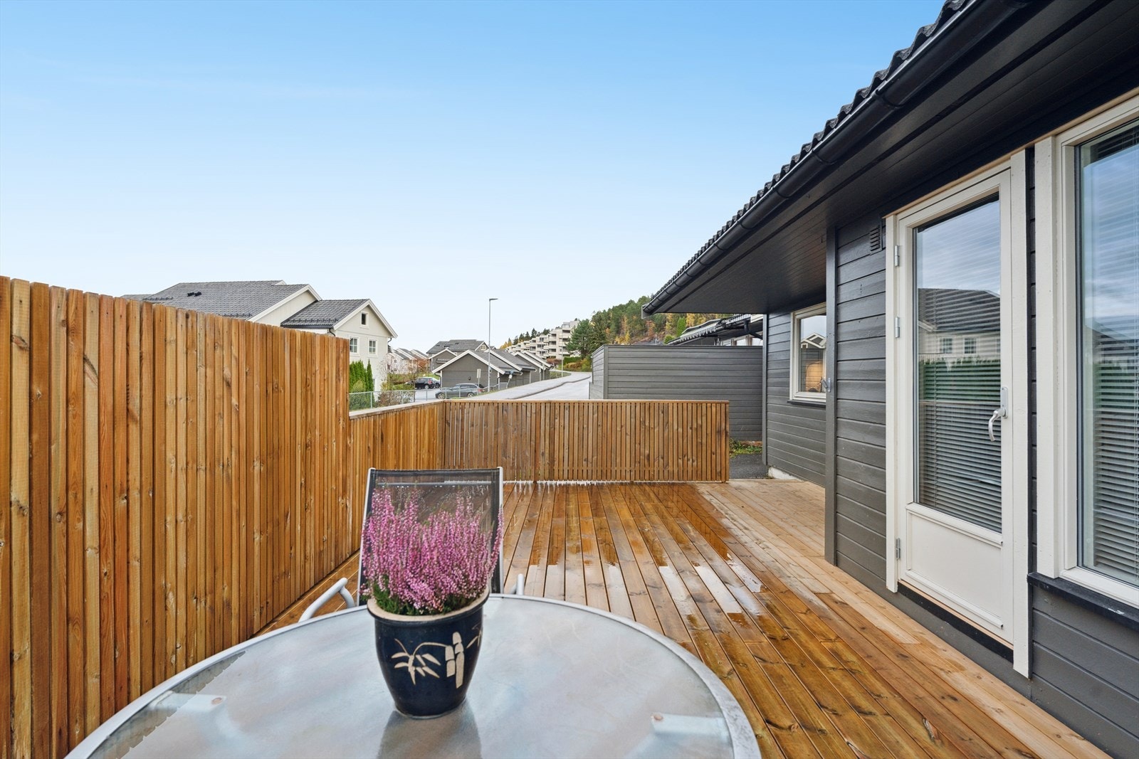 Terrassen har god plass til utemøbler hvor solrike sommerkvelder kan nytes. Galleribilde