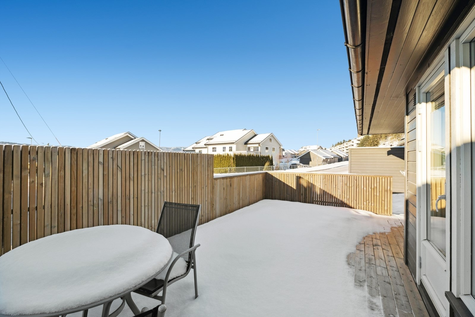 Fra stuen er det videre utgang til den flotte terrassen som har et fint areal på hele ca. 28m². Terrassen er usjenert, har god plass til utemøbler og fine solforhold med sol fra morgen til kveld. Galleribilde