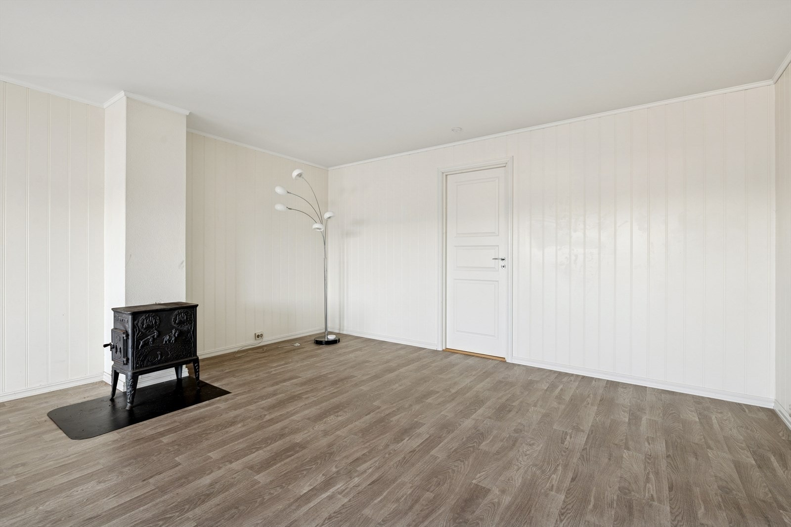 Stuen har lyse og moderne overflater. Galleribilde