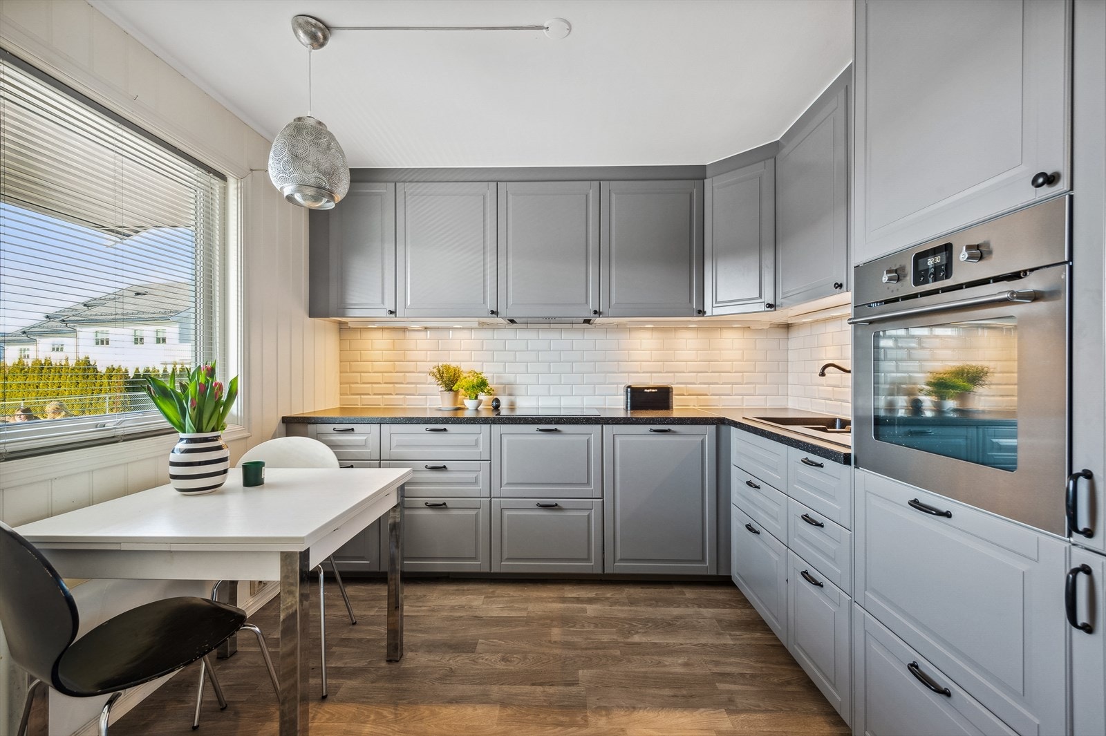 Det flotte kjøkkenet befinner seg i et eget rom med direkte adkomst fra gangen. Det er montert nyere kjøkkeninnredning. Galleribilde