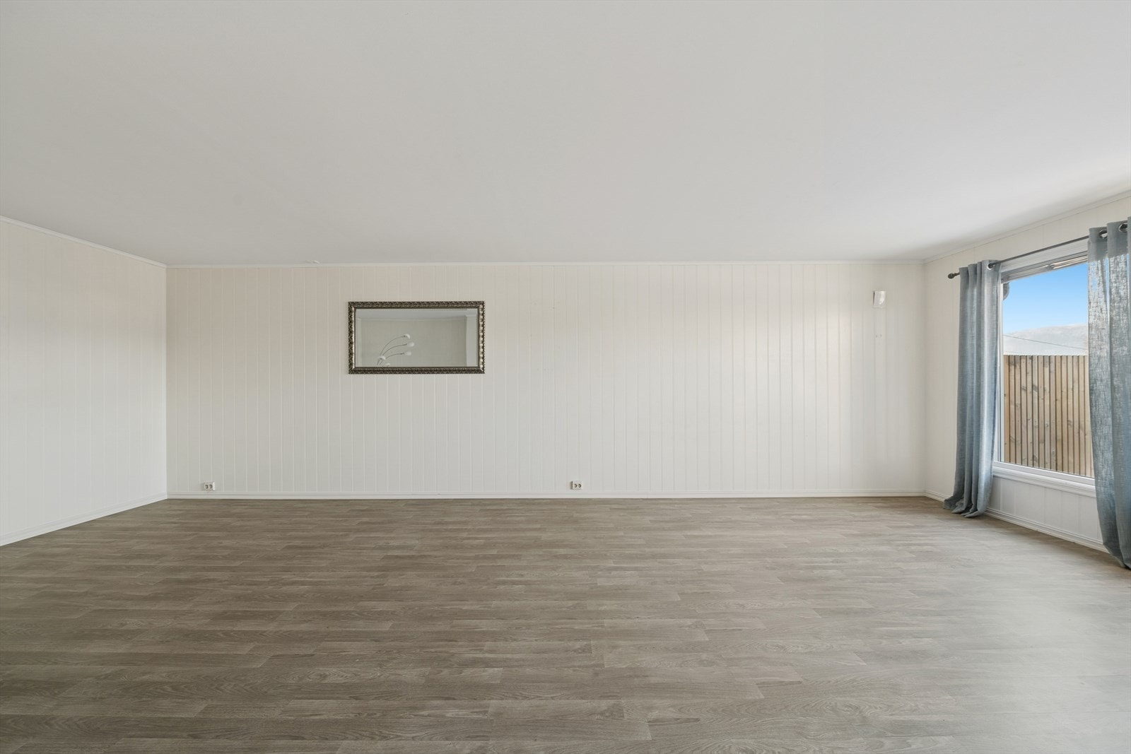 Stor stue med uante muligheter for møblering. Galleribilde