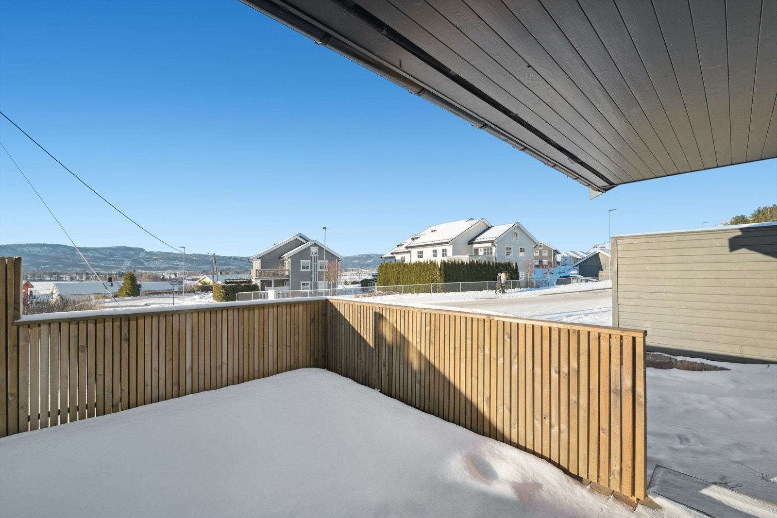 Terrassen er nybygget med gode kvaliteter. Galleribilde