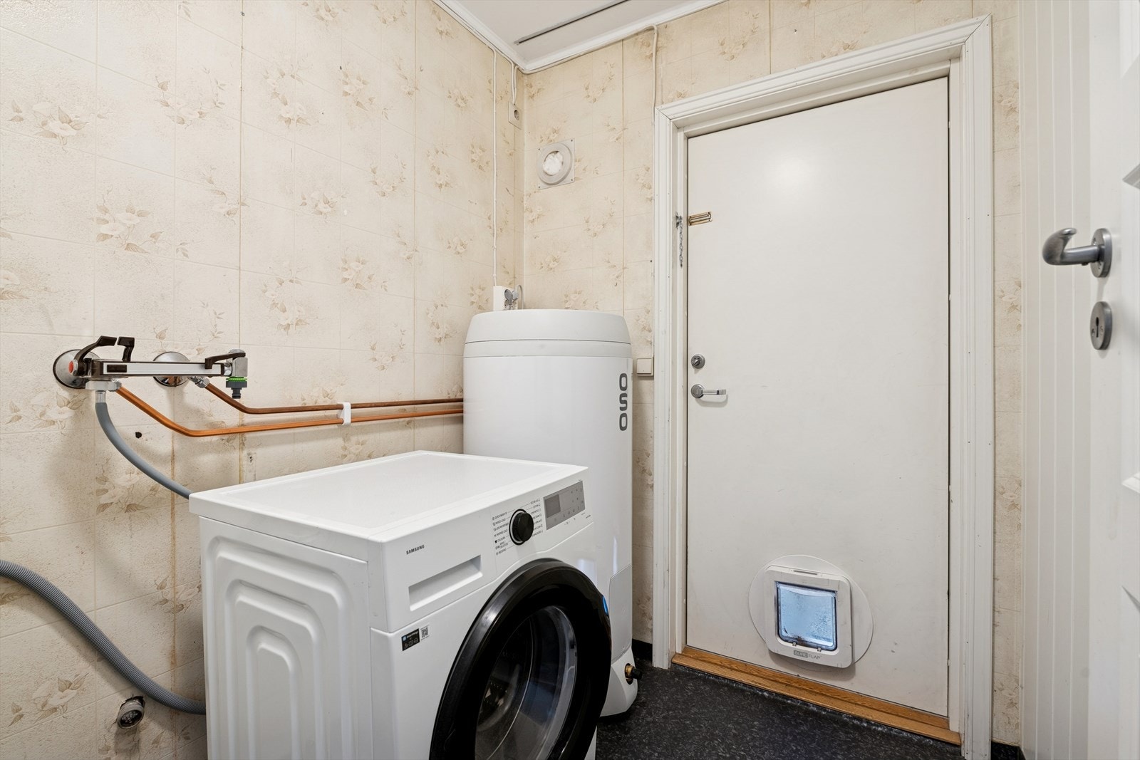 Vaskerommet er et eldre årgang men ble i 2018 oppgradert av fagfolk med gulvbelegg og enkelte MDF-plater på vegger. Rommet inneholder opplegg for vaskemaskin og utslagsvask. Det er utgang fra rommet til carporten. Galleribilde