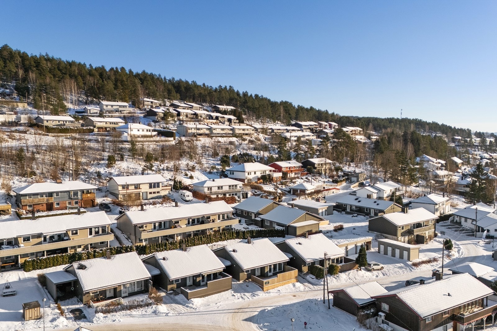 Boligen har en vestvendt beliggenhet i solrike og rolige omgivelser på populære Skafjellåsen. Galleribilde