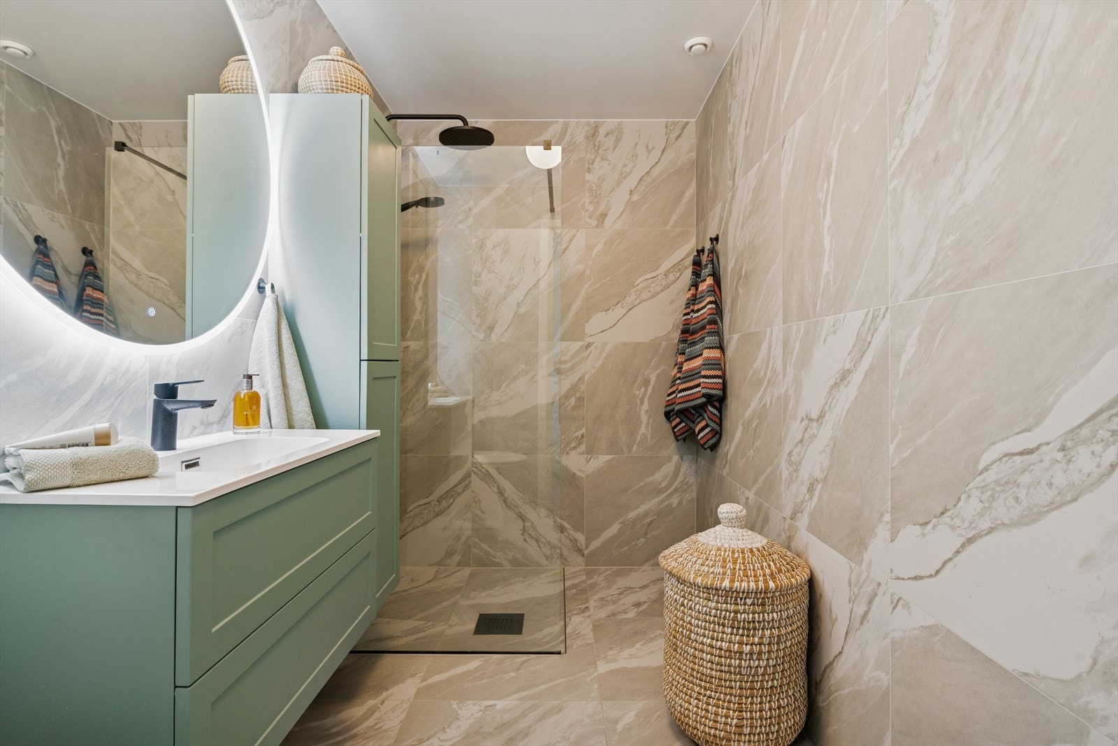 Badet er familievennlig innredet og ble pusset opp i 2025 med nye blant annet nye fliser, dusjvegg, sort regnfallsdusj, innredning og speil. Arbeidet ble utført i regi av fagfirma. Galleribilde