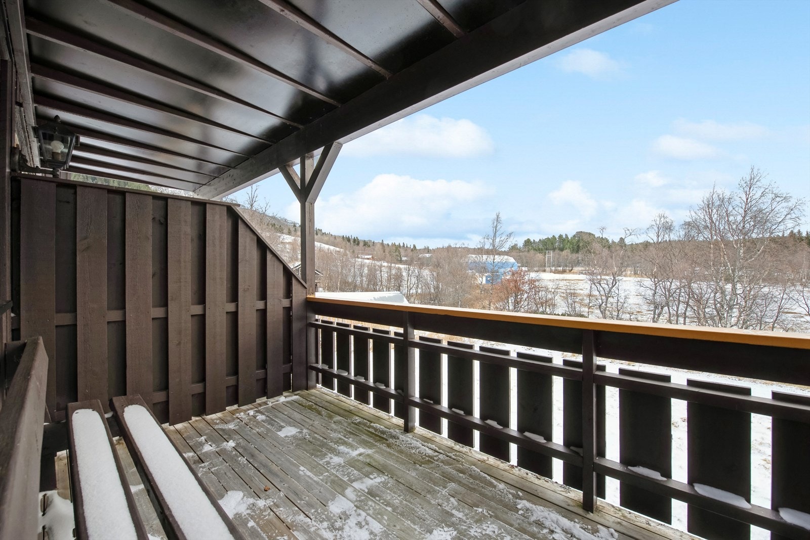 Terrassen er overbygget som gjør at man sitter mer skjermet for vær og vind. Galleribilde