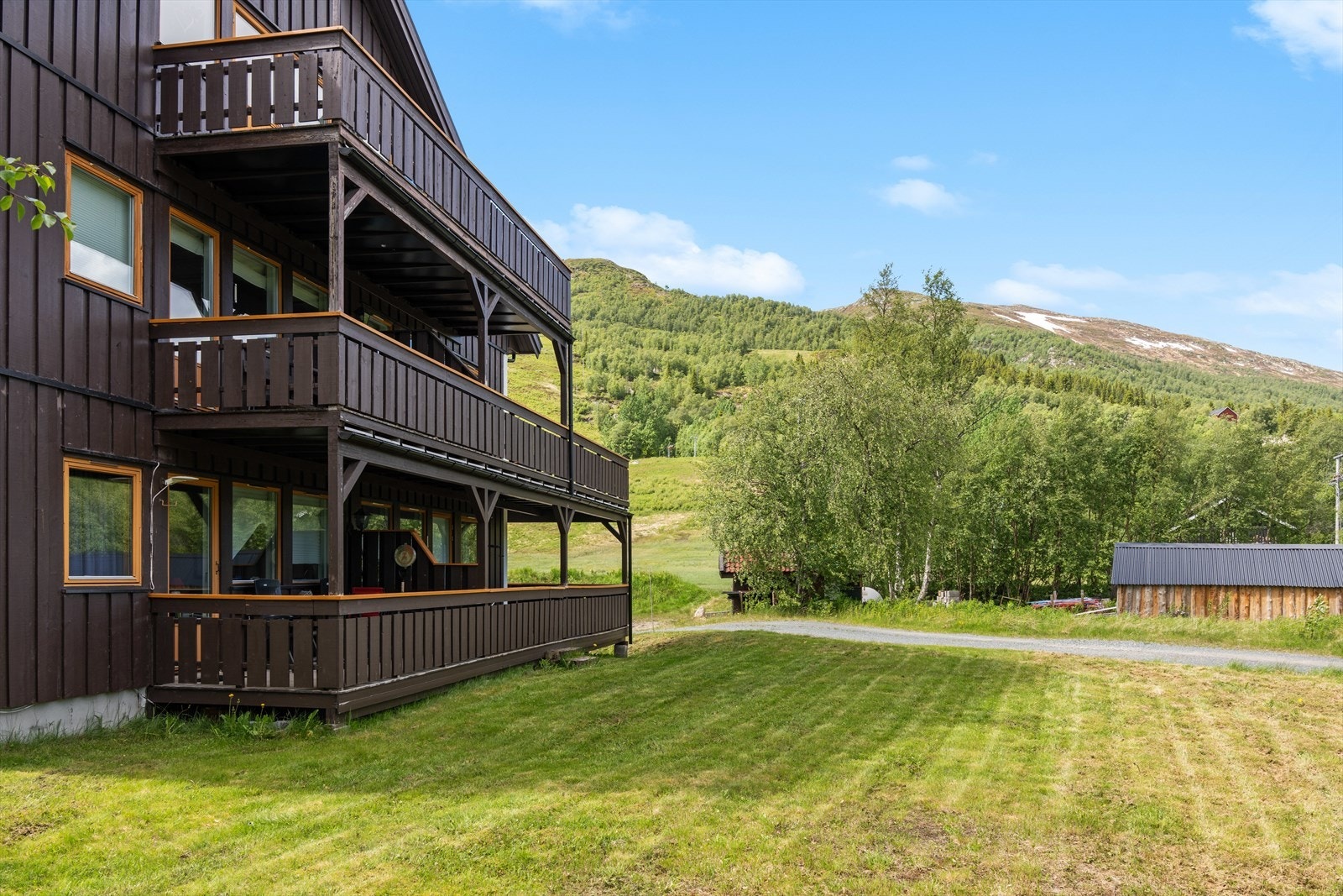 Leiligheten har en stor og deilig veranda med plass til ute møbler. Galleribilde