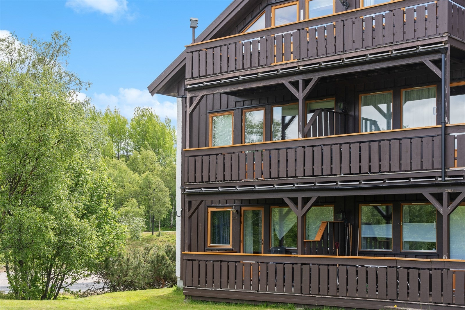 Fra Raulandsgrend er det 12 km på grusveg og en fin sykkeltur til Kromviki brygge og Møsvatn. Veien går forbi den steinlagte turveien til Falkeriset. Galleribilde