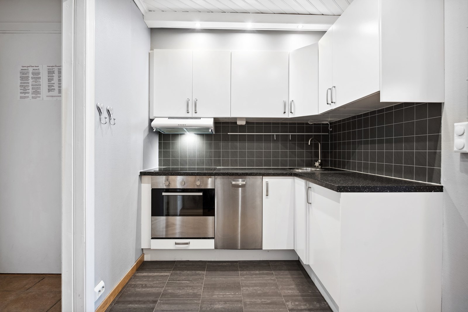 Kjøkkenet ligger i en åpen løsning mot stuen/spisestuen. Galleribilde