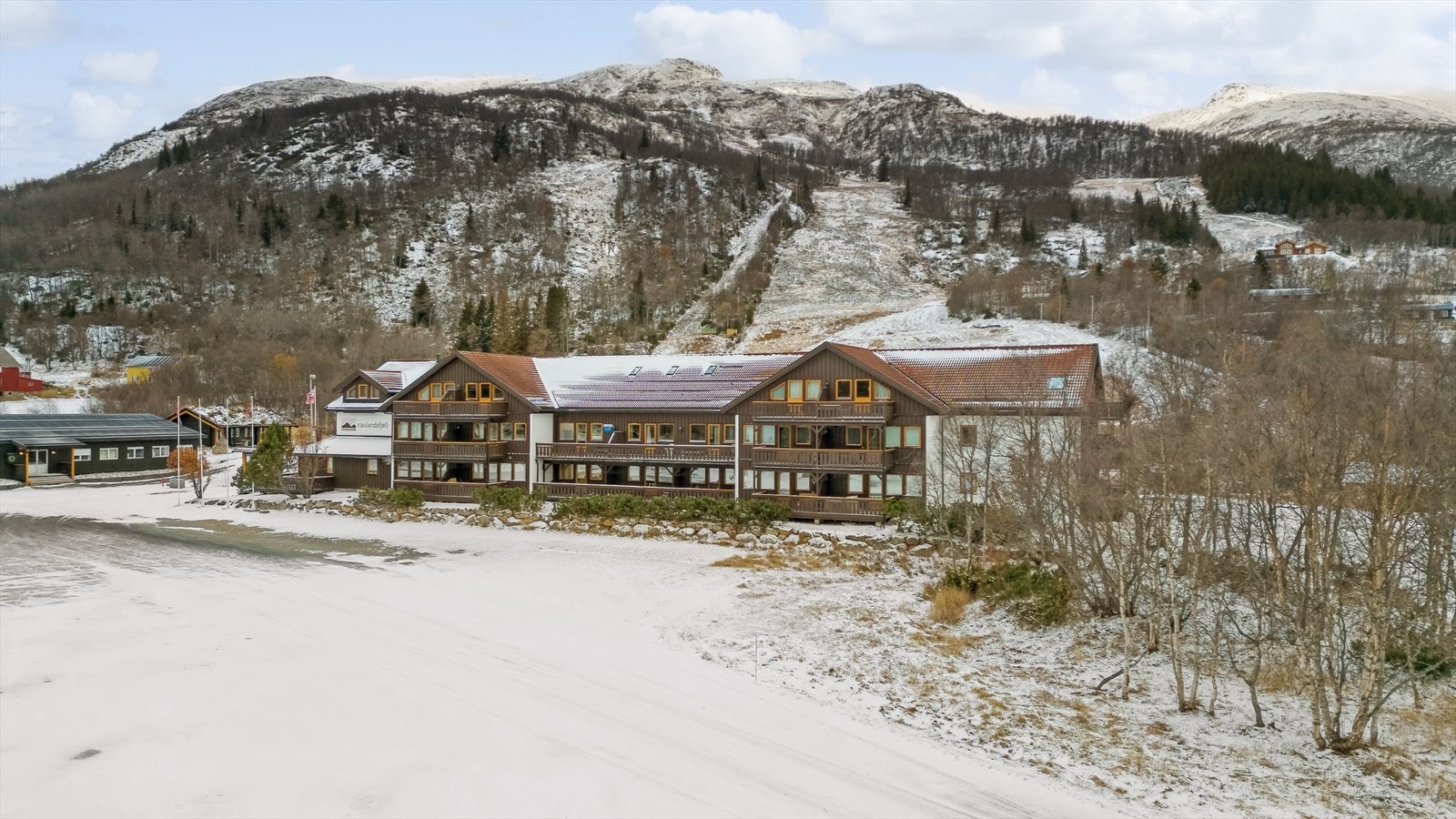 Tveiti 2 er en 3-roms eierleilighet på 44 kvm i et hotell-/leilighetsbygg fra 1986. Galleribilde