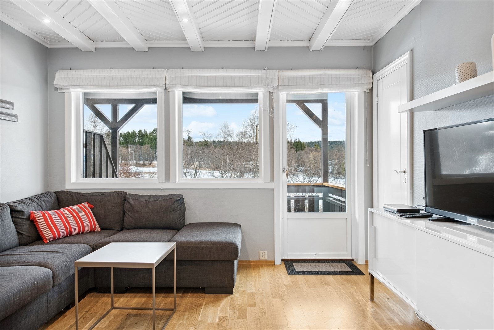 Godt lysinnslipp fra store vindusflater. Galleribilde