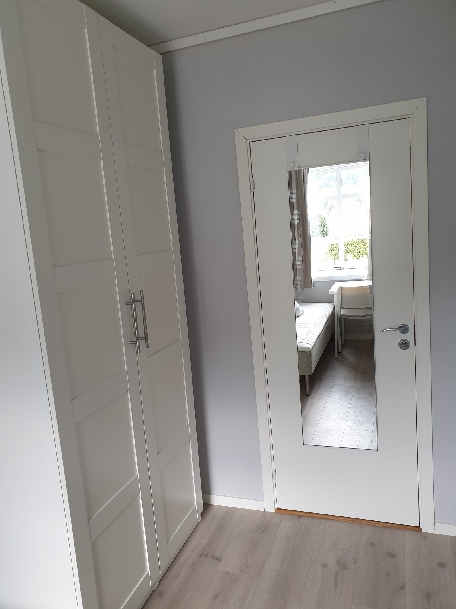 Lyddempet dør med speil på alle soverom Galleribilde