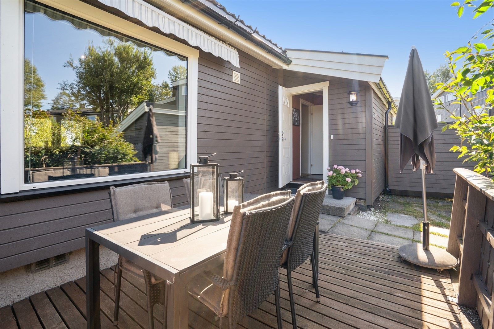 Terrasse ved inngangspartiet. Galleribilde