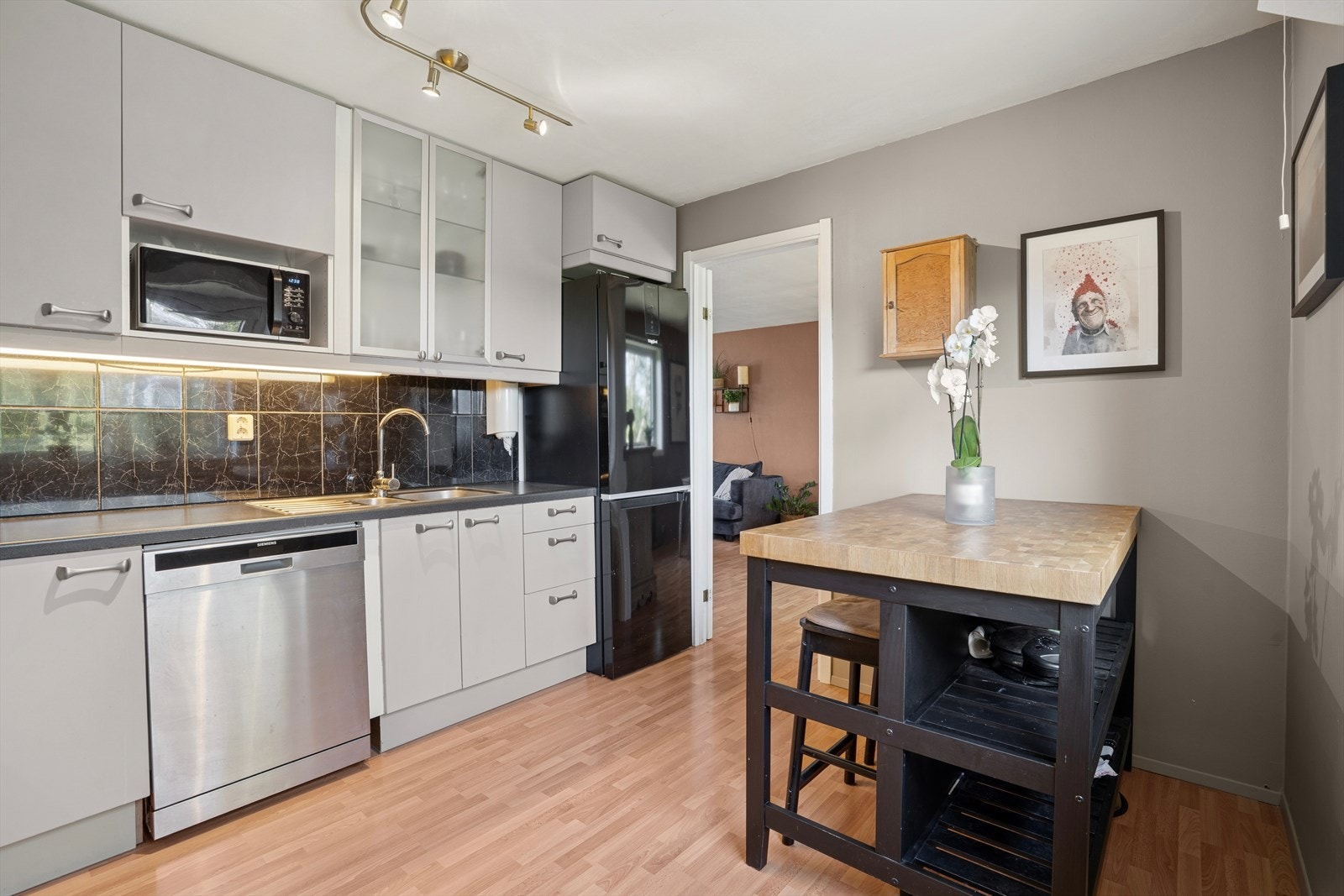 Det er også anledning for å ha et spisebord i rommet. Galleribilde