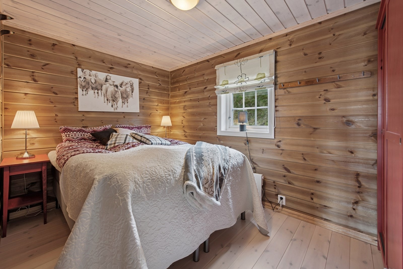 Soverom 2 med dobbeltseng og nattbord - lyst og trivelig. Galleribilde