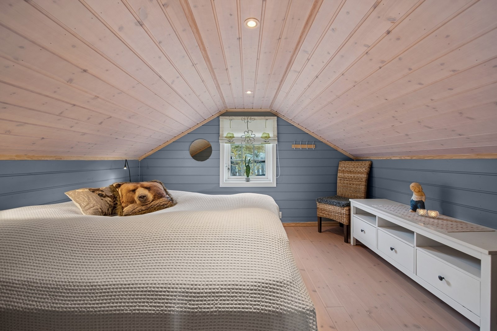 Etasjen egner seg ypperlig som soveromsavdeling eller ekstra oppholdsrom.Det gjøres oppmerksom på at 3 rom er innredet, ikke søkt godkjent. (Etasjen er under måleverdig høyde under tak etter dagens krav til arealberegning). Galleribilde