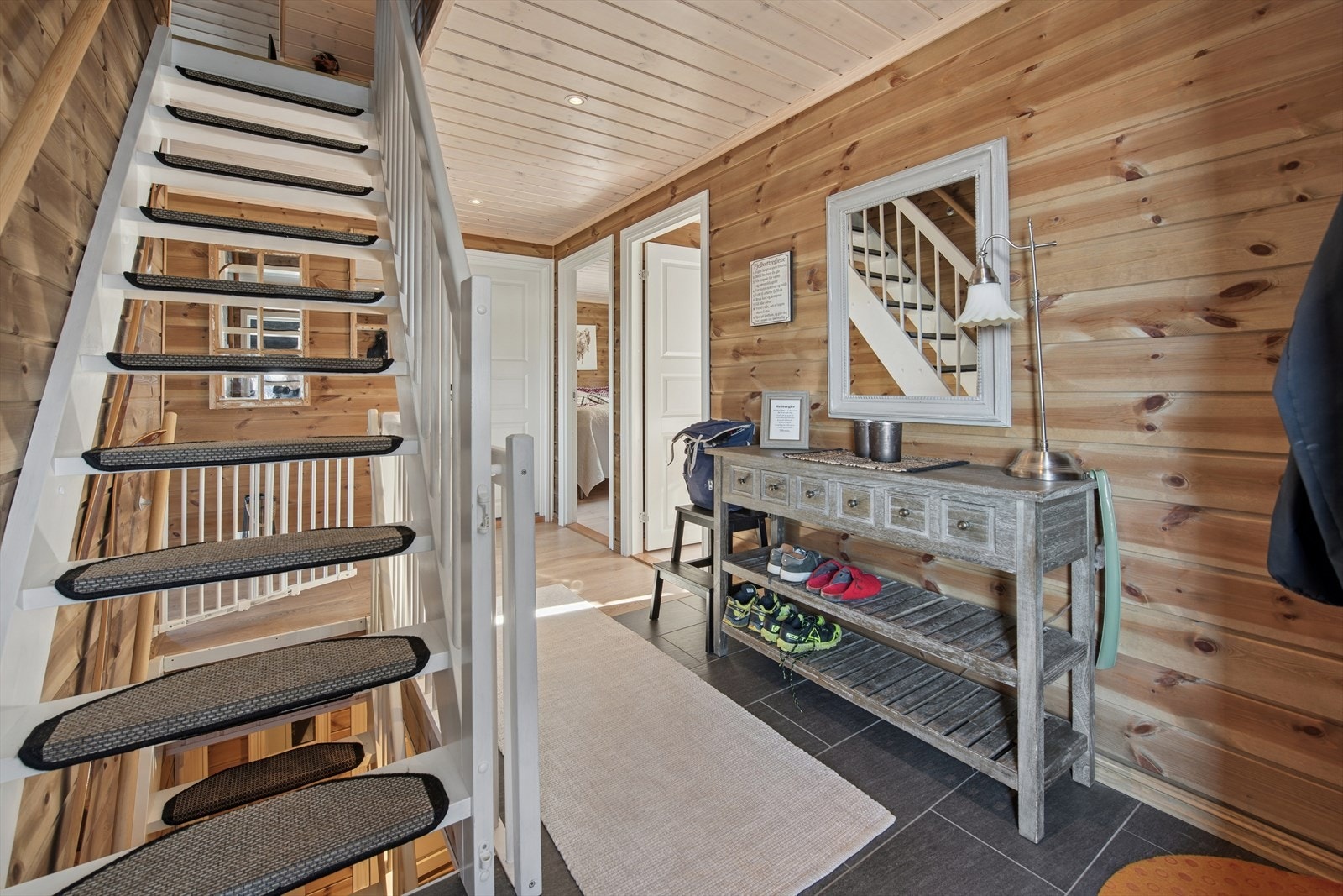 1. etasje - Entréen har god plass til sko og yttertøy, og flislagte gulv med varmekabler sørger for komfort. Trapp fører videre opp til 2. etasje eller ned til underetasjen. Galleribilde