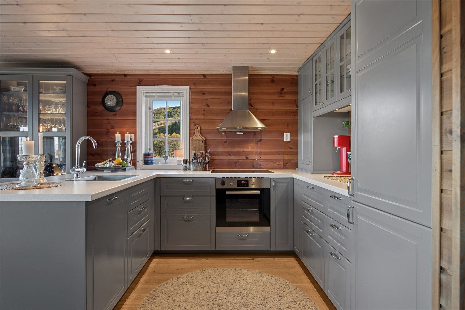 Kjøkkenet er utstyrt med nedfelt oppvaskkum i stål, ettgreps blandebatteri og kjøkkenventilator med kullfilter. Galleribilde