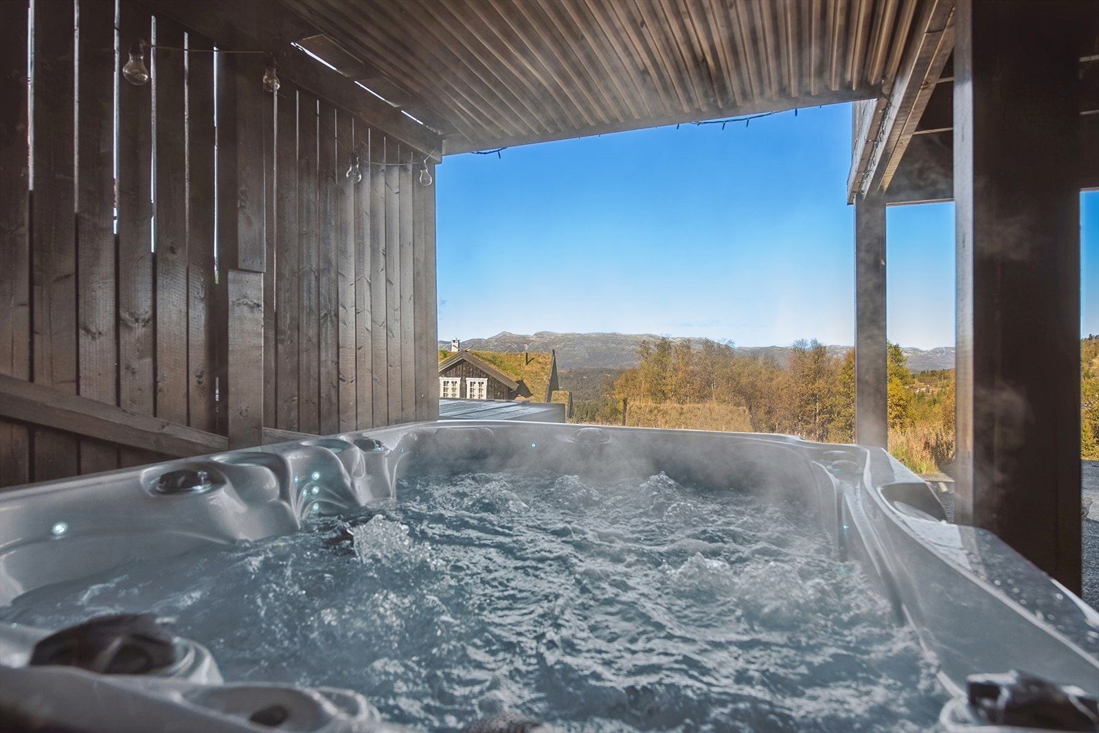 Herlig jacuzzi - Etter en lang dag med fjelltur, ski eller frisk luft, er det ingenting som slår følelsen av å synke ned i en varm jacuzzi. Kroppen slapper av, musklene mykes opp, og stresset forsvinner. Galleribilde