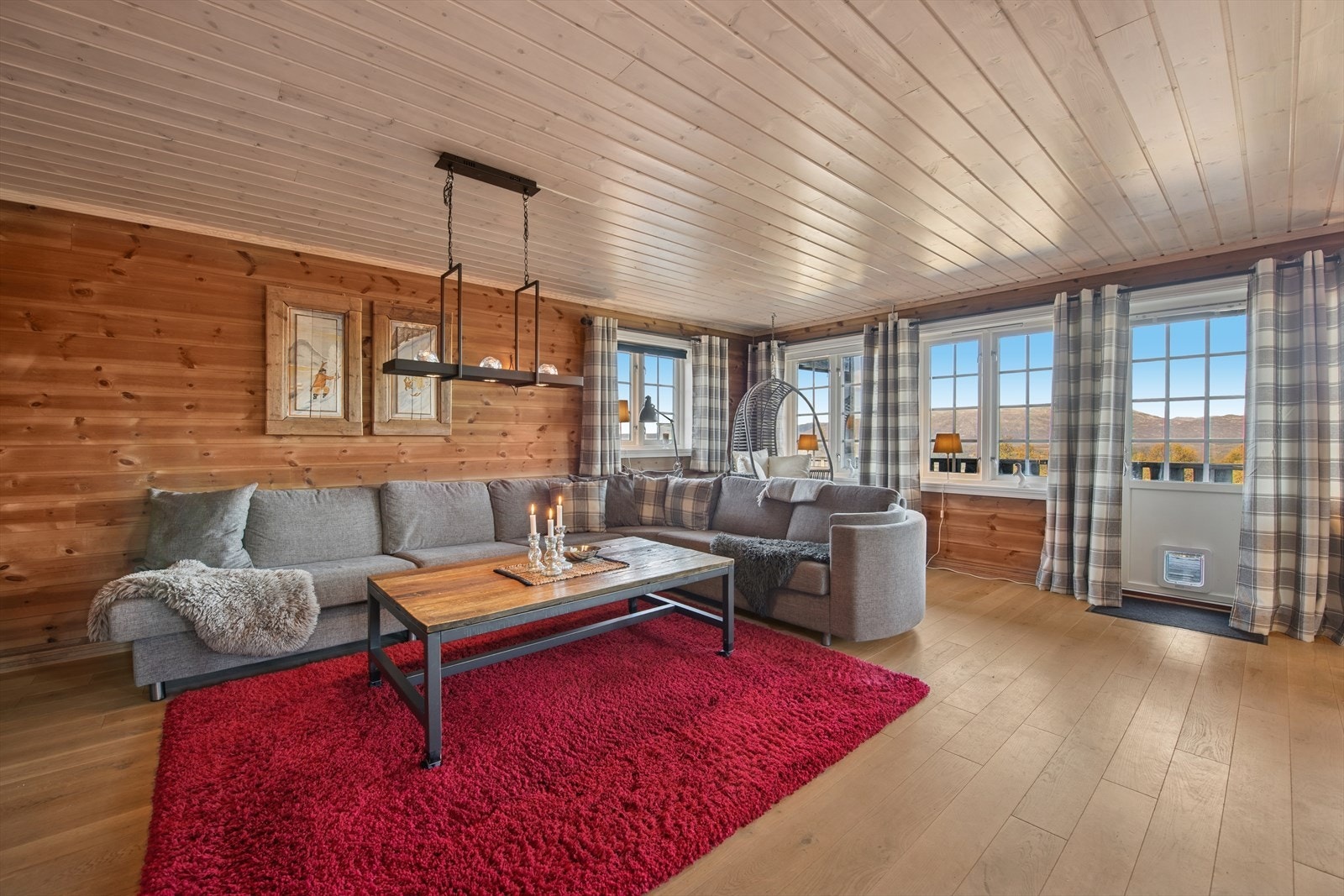 Store vinduer slipper inn rikelig med dagslys og gir panoramautsikt over fjellene - hele 180 grader! Galleribilde