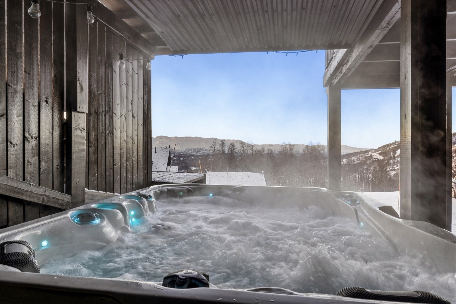 For maksimal komfort og avslapning finnes egen jacuzzi - perfekt for kalde vinterkvelder eller late sommerdager. Galleribilde