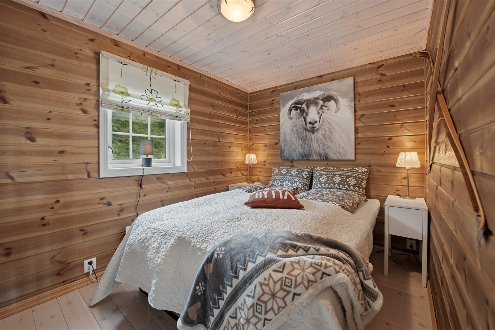 Etasjen har 2 soverom av god størrelse. Her ser vi hovedsoverommet innredet med dobbeltseng og nattbord - enkelt og behagelig. Galleribilde