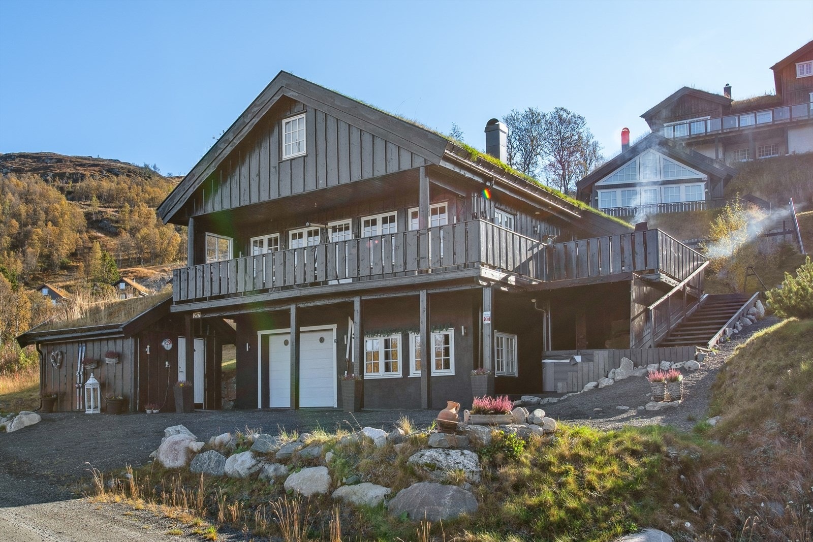 Velkommen til visning - en flott hytte med fantastisk beliggenhet og panoramautsikt over vakker natur. Her får du ro, rom og opplevelser rett utenfor døren. Galleribilde