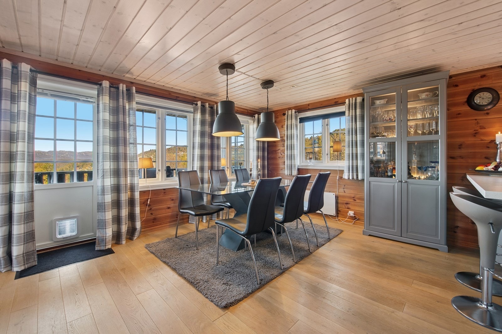 Spisestue - Familiens samlingspunkt. Utgang til en stor terrasse med fantastisk utsikt. Galleribilde