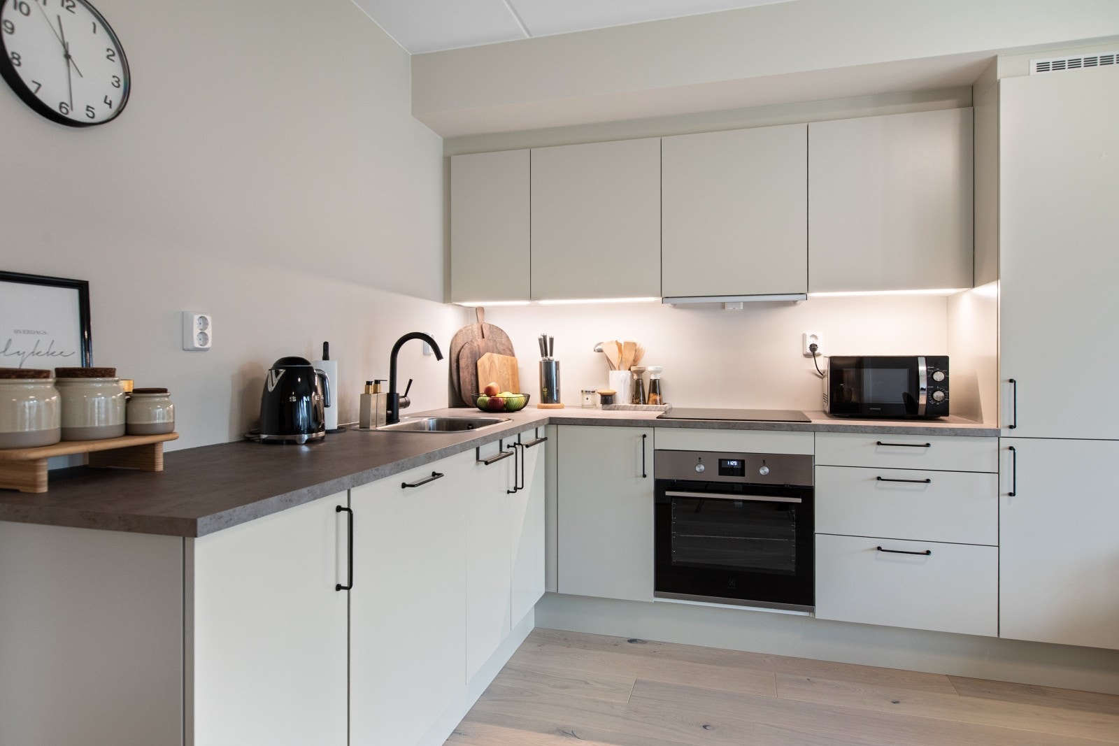 Leiligheten har et lekkert kjøkken fra Svanekjøkkenet med malte glatte fronter. Galleribilde