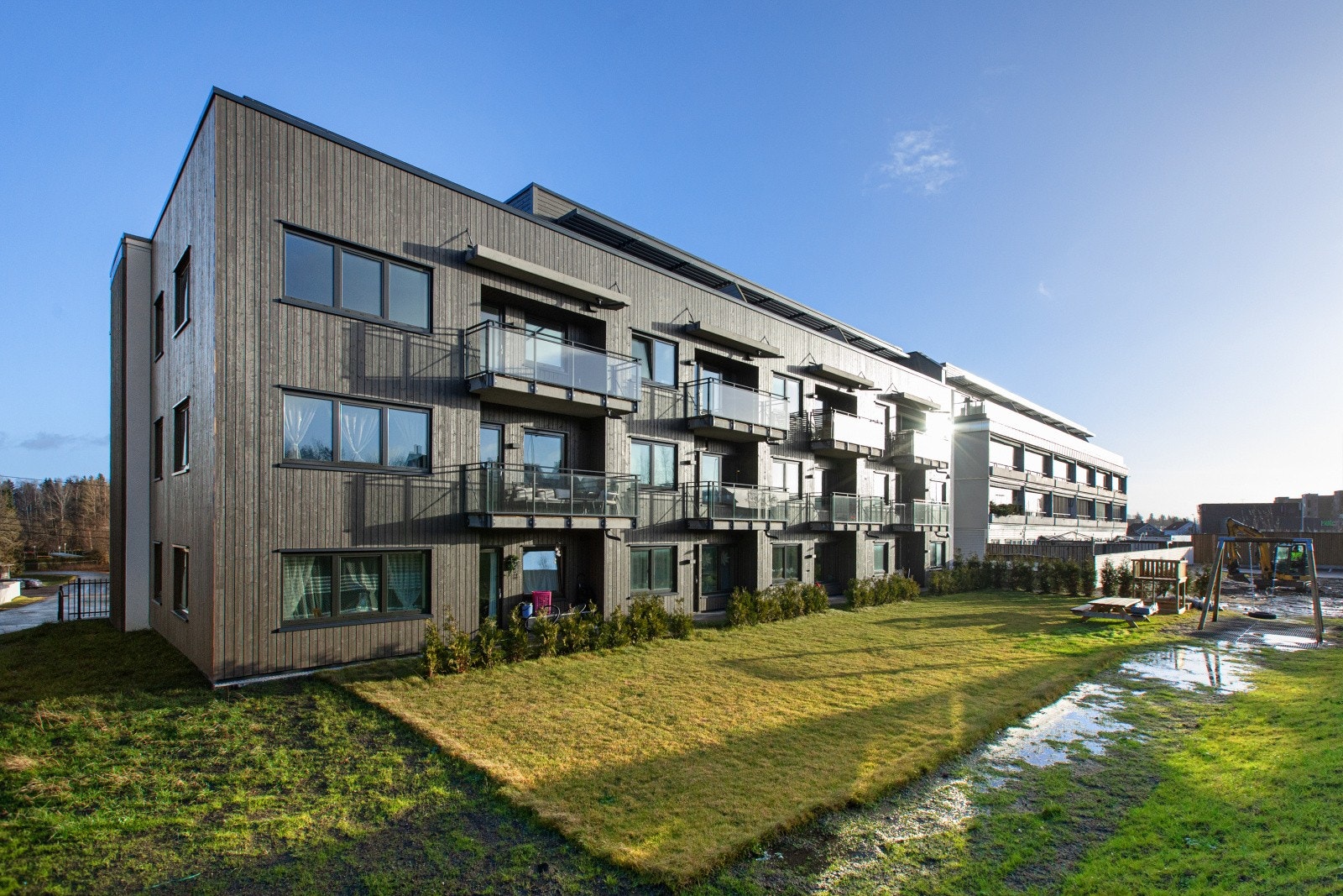 Sameiets fellesarealer er pent opparbeidet med gressplen, diverse beplantning, lekeplass og asfalterte stikkveier. Galleribilde