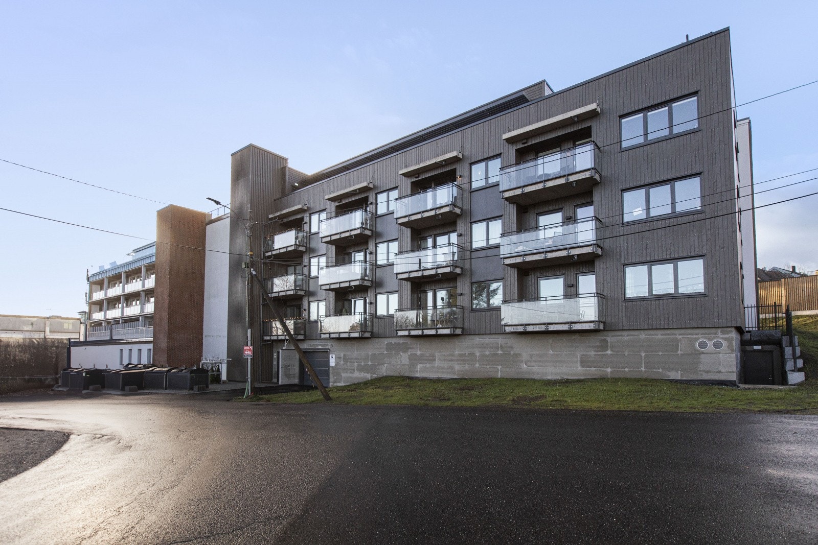 Her bor du meget sentralt på Skedsmokorset med kort vei til butikker, offentlig kommunikasjon, idrettsfasiliteter, Skedsmo storsenter m.m. Galleribilde