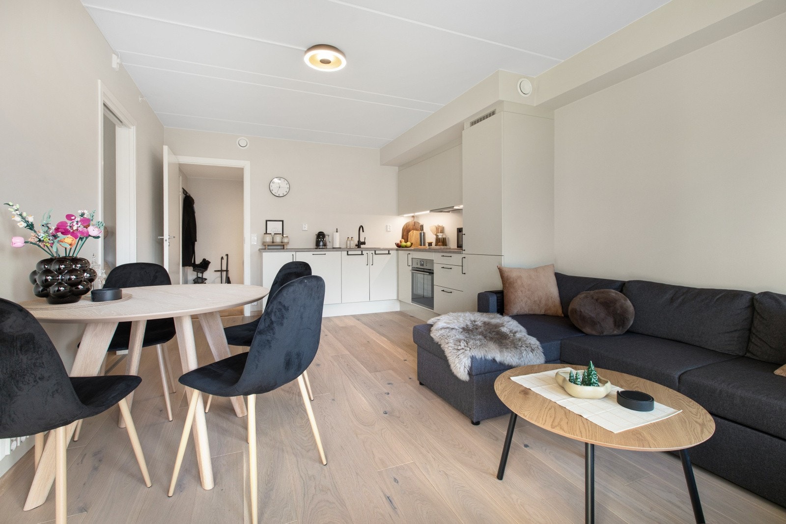 Kjøkkenet er innredet i en praktisk form og har godt med skap- og benkeplass. Galleribilde