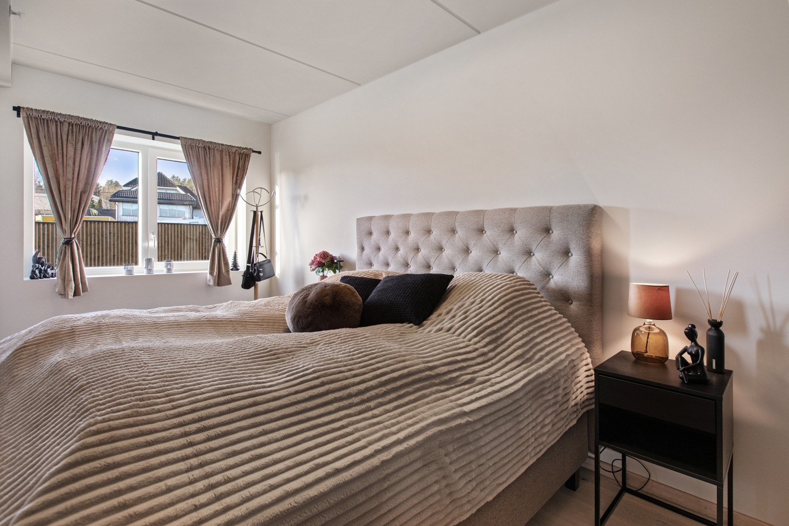 Videre byr leiligheten på ett soverom. Galleribilde