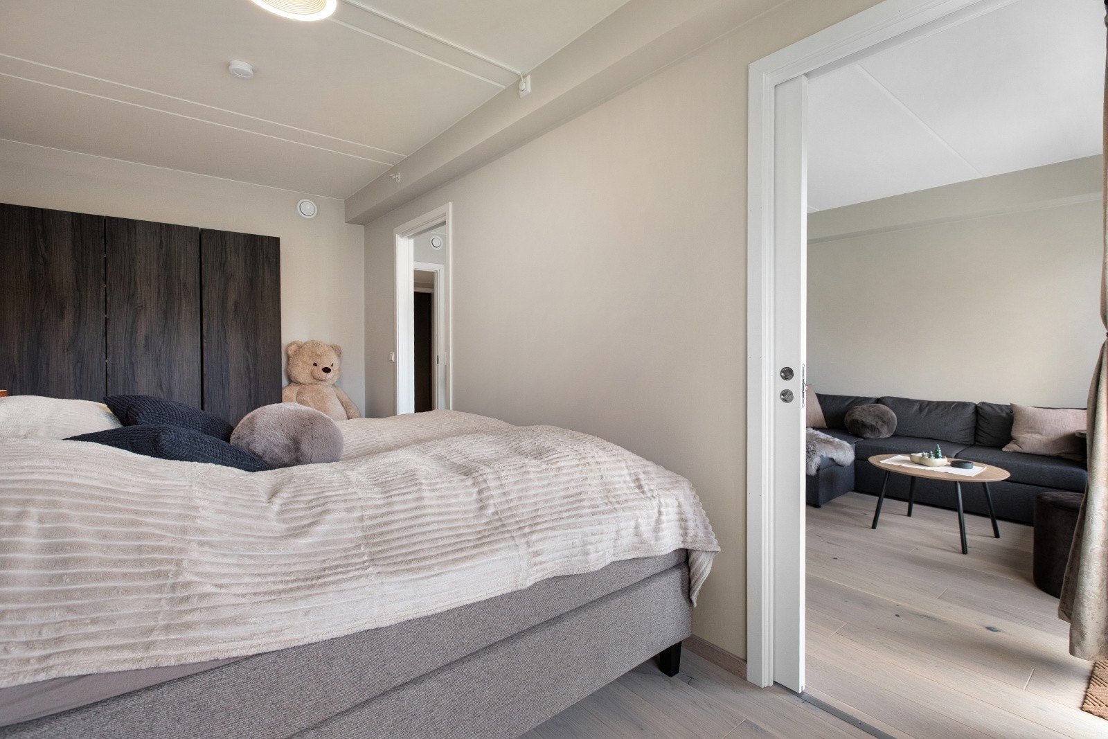 Soverommet har adkomst fra to dører og det er plass til gardeobeløsning. Se salgsoppgaven for info om hva som medfølger og ikke. Galleribilde