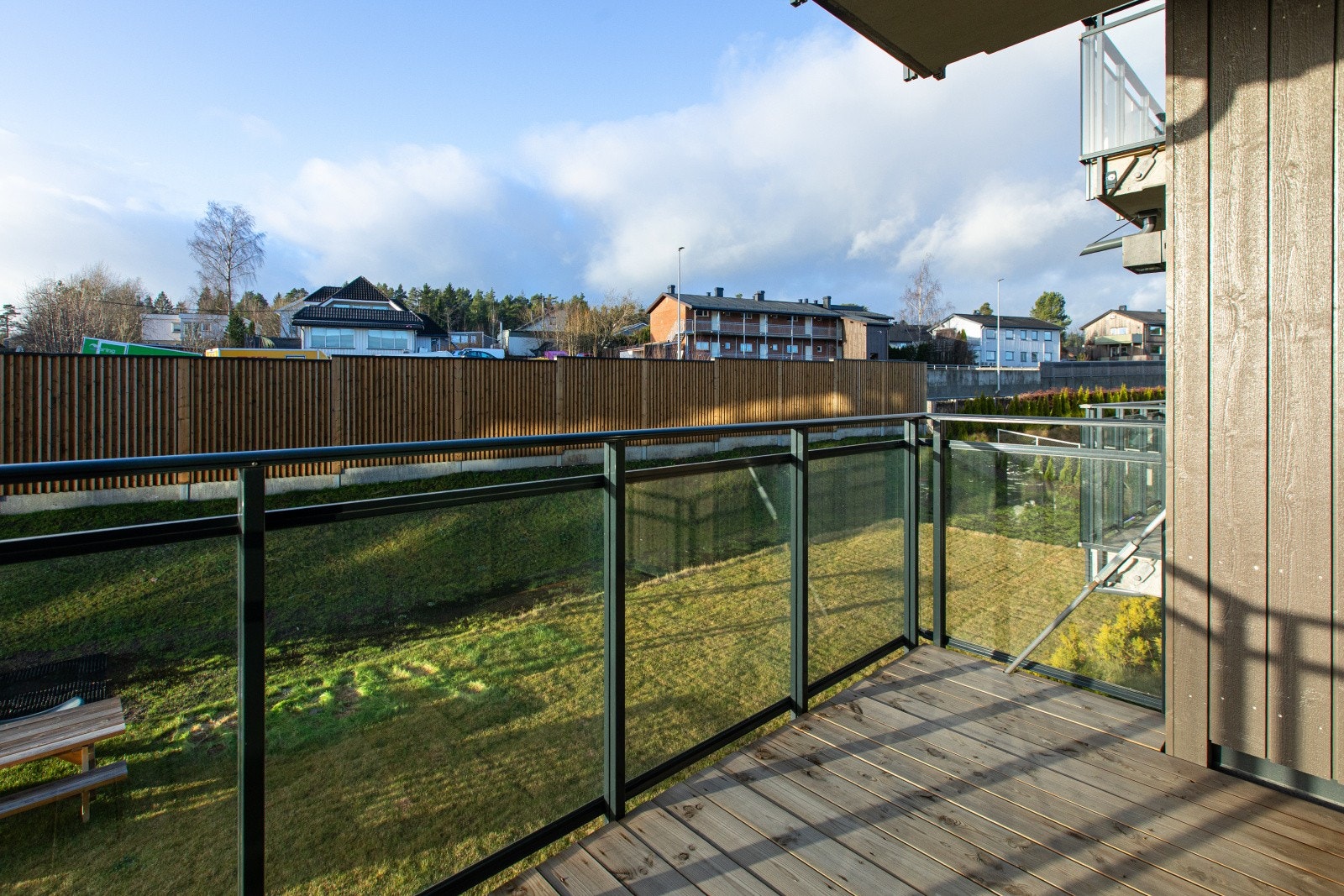 Balkongen ligger usjenert til og det er plass til både utemøblement, blomsterkrukker og grill. Galleribilde