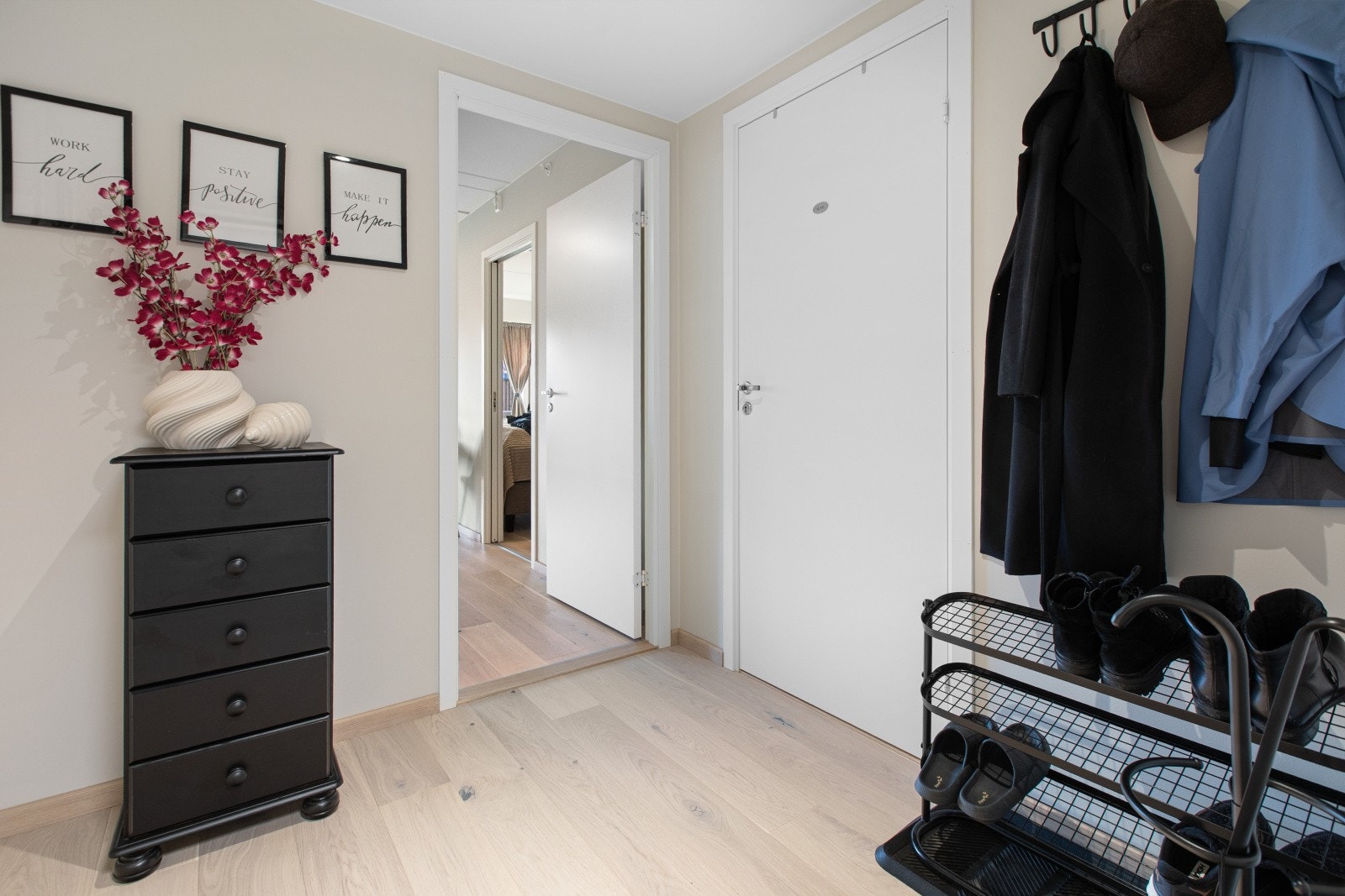 Her ønskes du velkommen inn i en entré med god plass til å oppbevare ytterklær. I tilknytning til entreen er det adkomst til en praktisk bod. Galleribilde