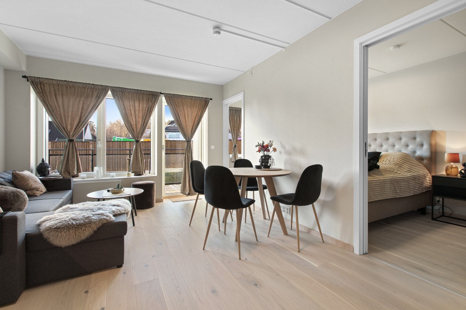 Stuen oppleves møbleringsvennlig med plass til både sofagruppe, TV-møblement og spisebord. Galleribilde