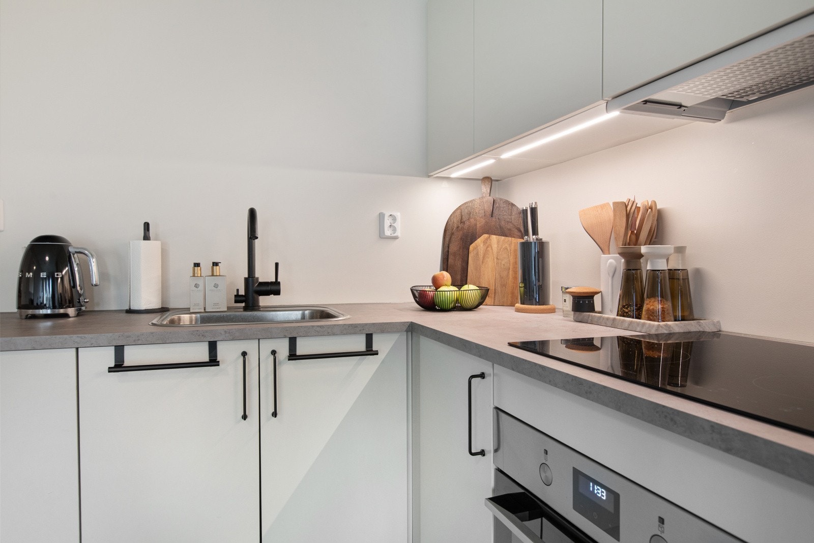 Det er laminat benkeplate med oppvaskkum i rustfritt sål.. Galleribilde