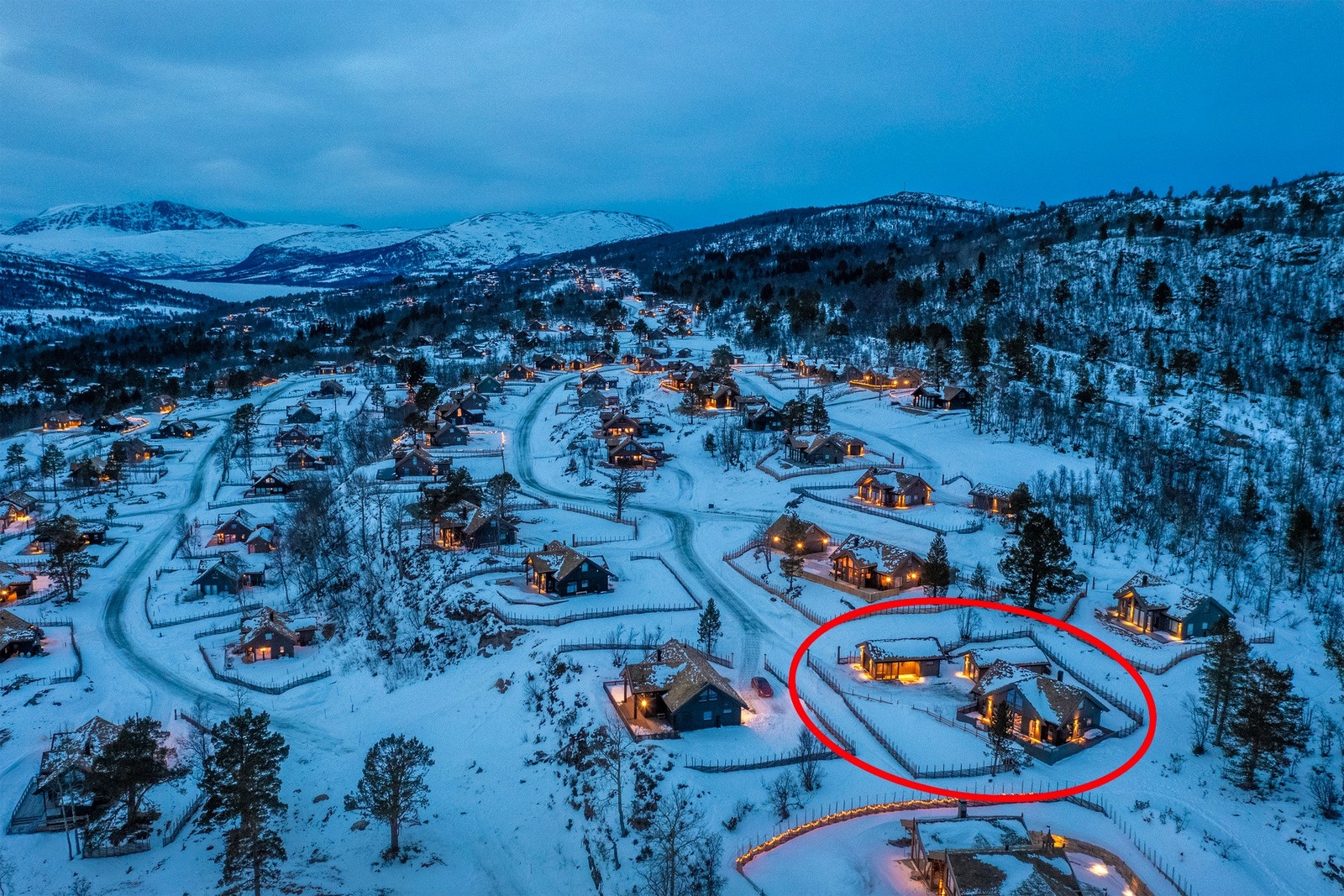 Eiendommen ligger i et etablert og attraktivt hyttefelt ved inngangen til vakre Gjevilvassdalen. Galleribilde