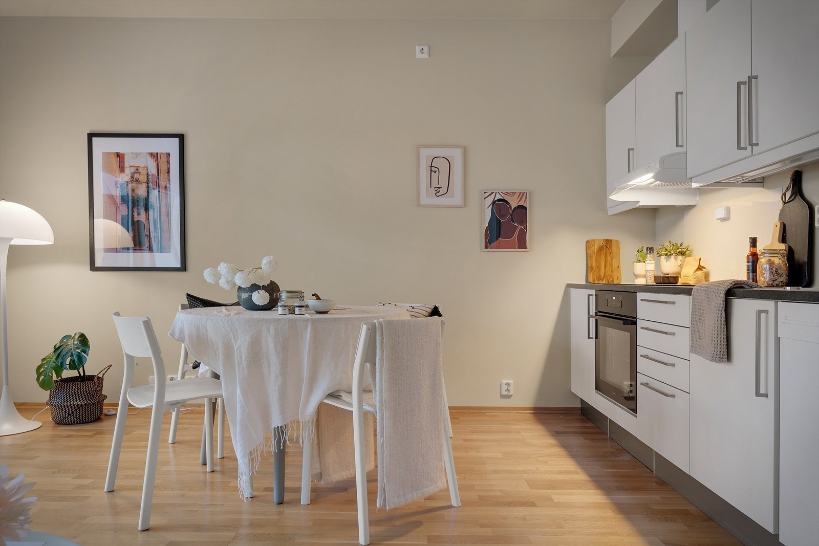 En åpen stue-/kjøkkenløsning på ca. 22 m² Galleribilde