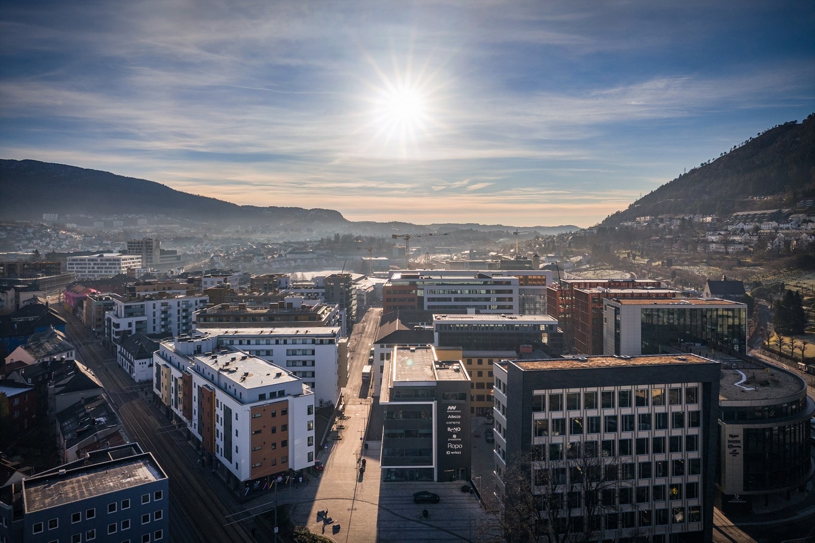 Kronstad er et knutepunkt for Bybanen. Fra holdeplassen, kun få minutters gange unna, kommer du enkelt til sentrum, Flesland, Fyllingsdalen, Haukeland sykehus og resten av byen Galleribilde