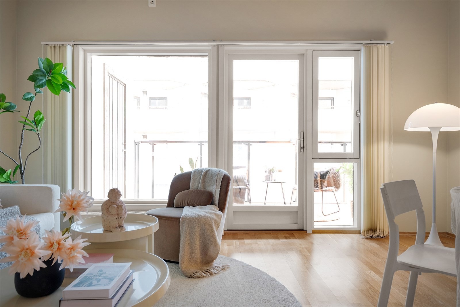 Stort vindusfelt og radiator i stuen Galleribilde