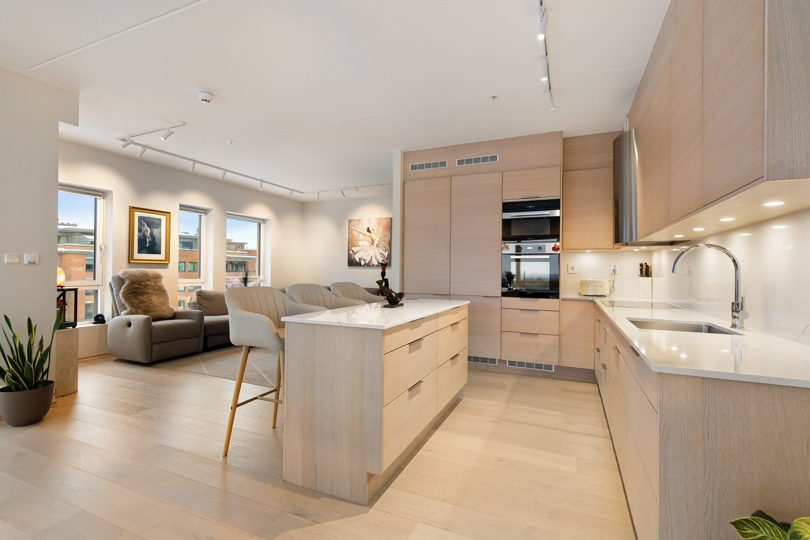 Kjøkken fra Sigdal med innredning i glatte fronter og benkeplate i akryl. Galleribilde