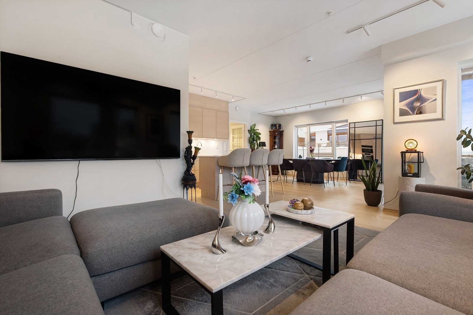 Gulvet er lagt med 1-stavs parkett med vannbåren varme. Galleribilde