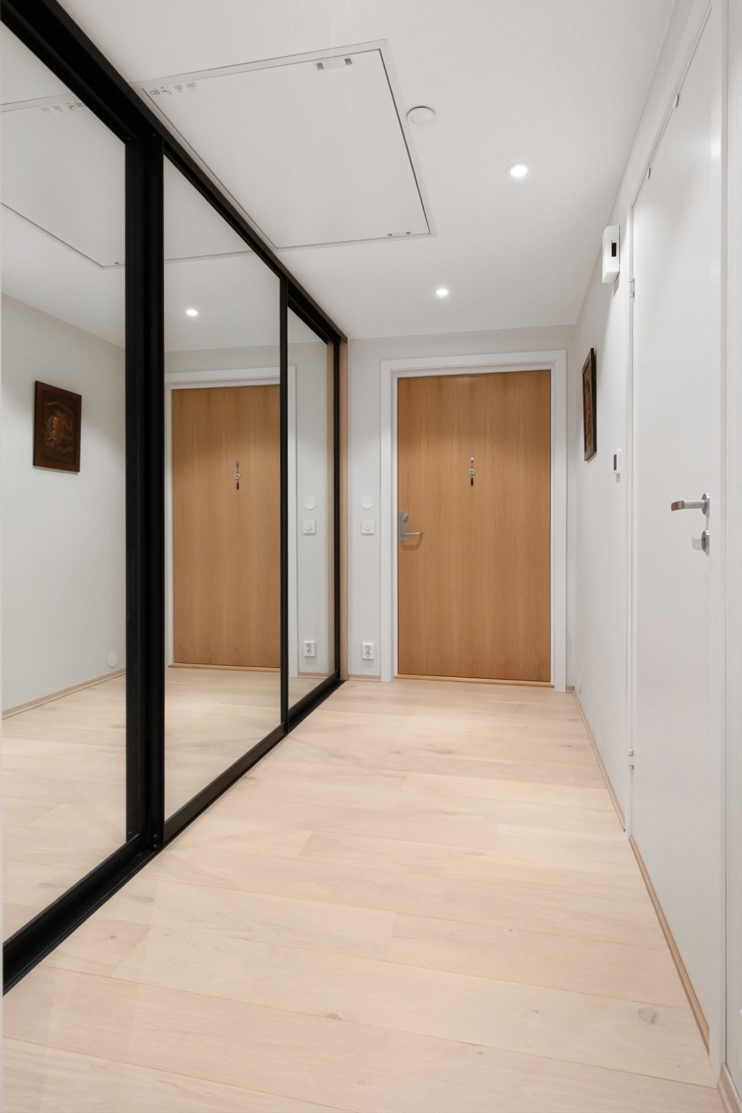 Det er montert skyvedørsgarderobe i entréen med mye oppbevaringsplass. Galleribilde
