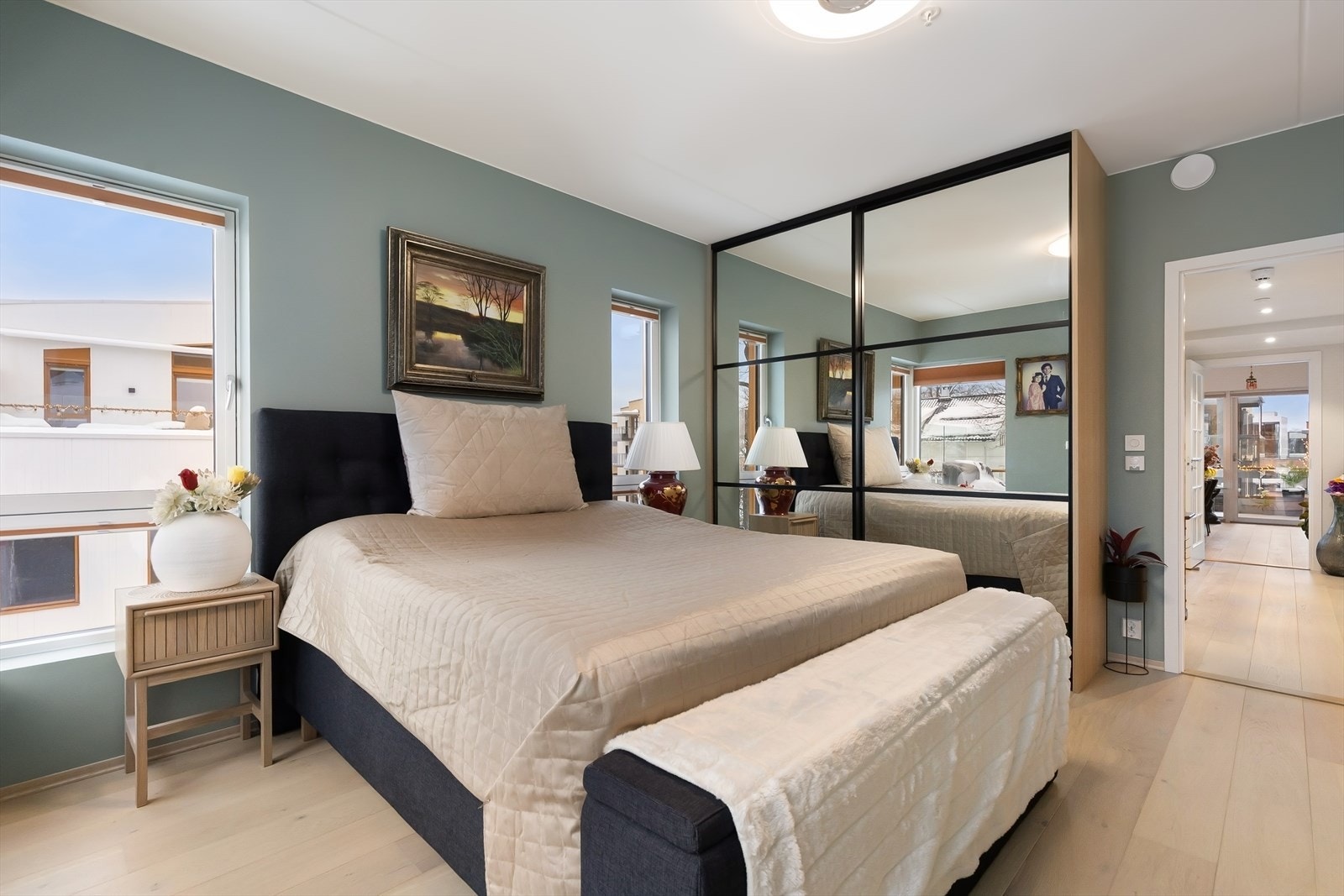 Stort hovedsoverom med montert skyvedørsgarderobe. Galleribilde