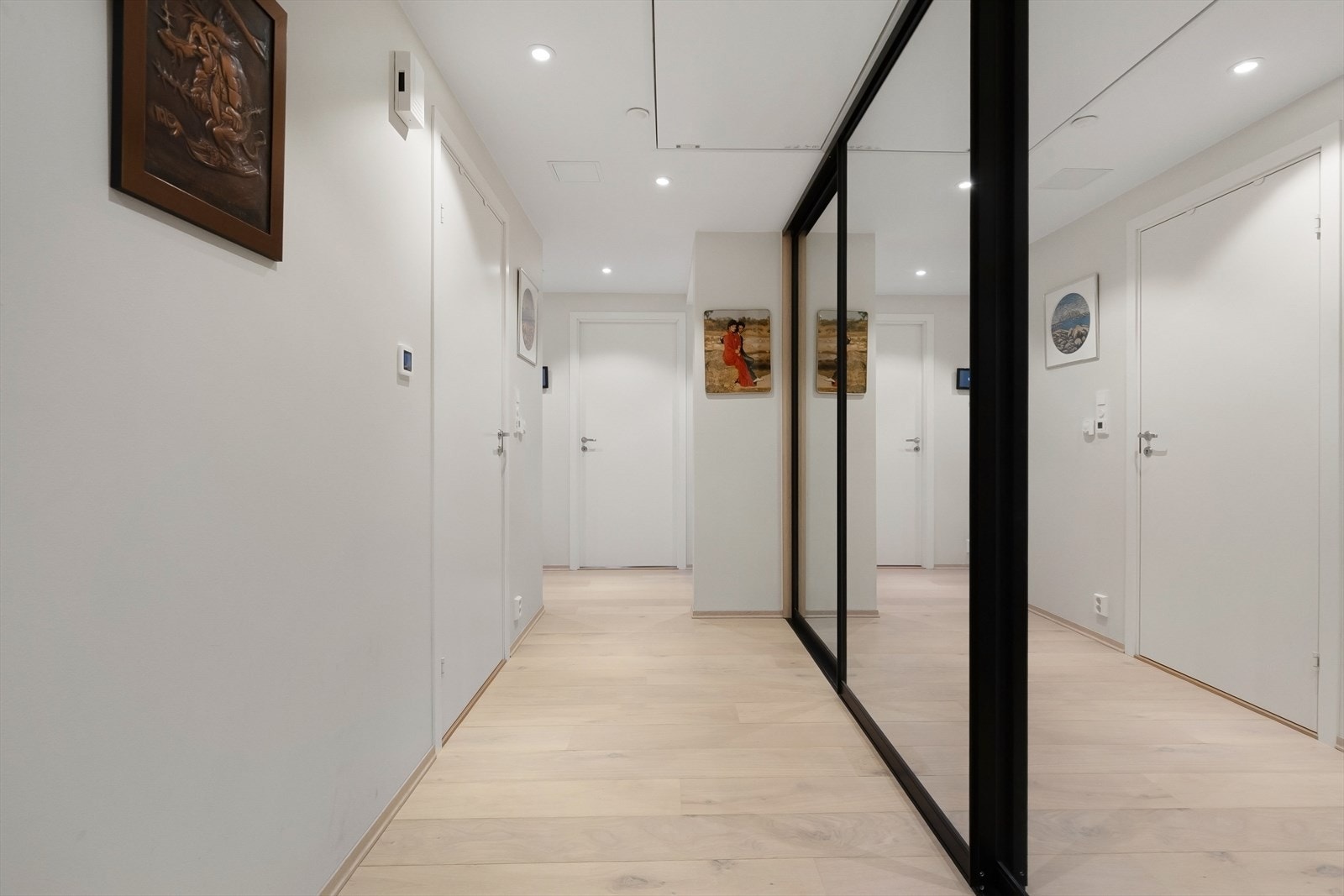 Gjennomgående vannbåren varme i gulvene med unntaket av badene. Galleribilde